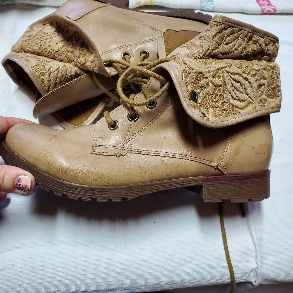 Boots - Picture 3 of 4